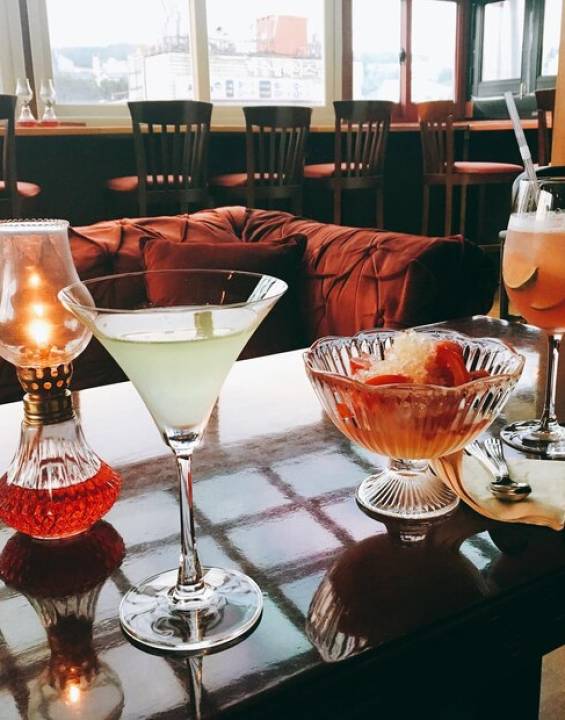 drinks-table-restaurant_1048944-14284122